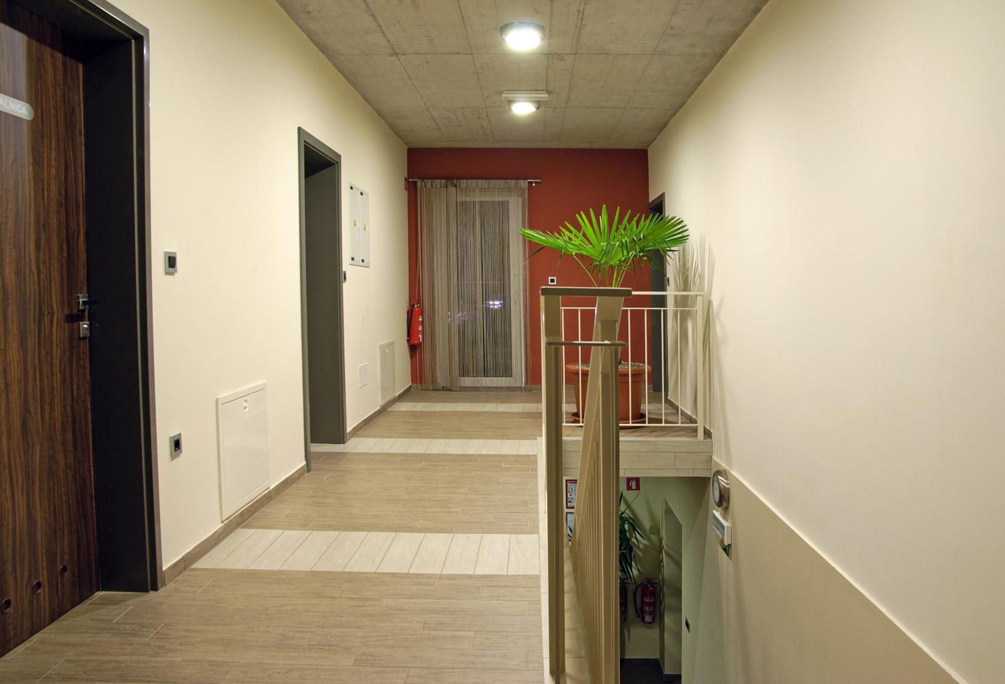 Hostel Plus Caffe Petrovče المظهر الخارجي الصورة